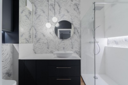 Les tendances carrelage pour transformer votre salle de bains avec élégance