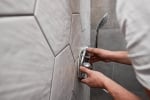 Guide pratique pour réussir l'installation de votre douche sans erreurs